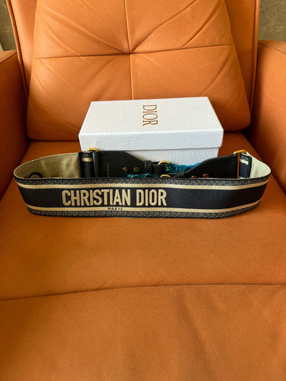 Cinturón de lona bordada de Christian Dior con detalles dorados