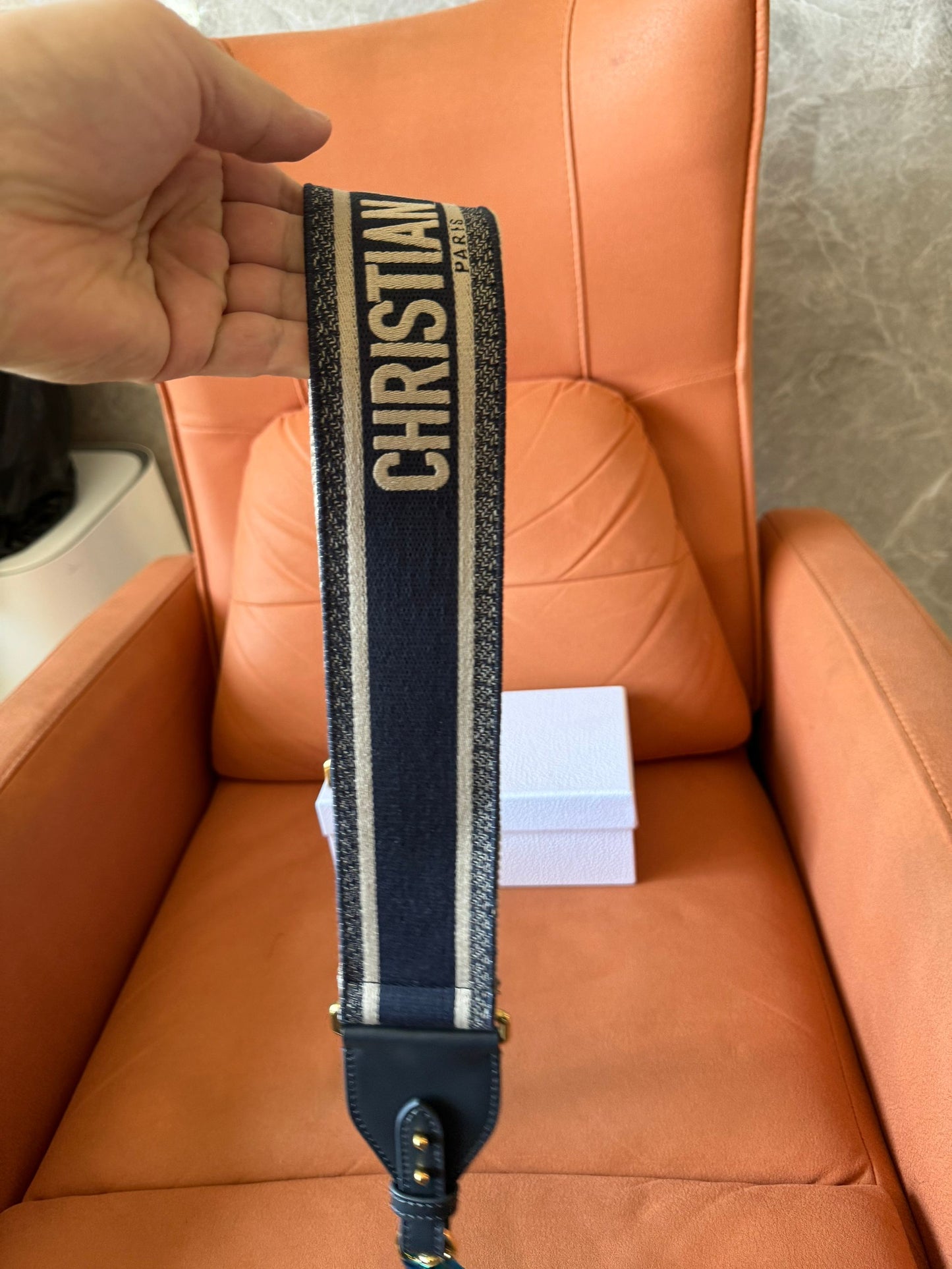 Cinturón de lona bordada de Christian Dior con detalles dorados