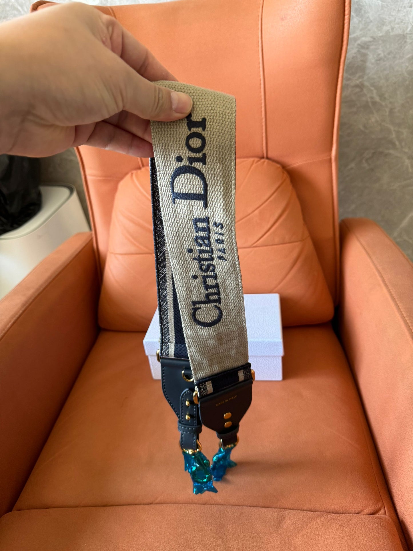 Cinturón de lona bordada de Christian Dior con detalles dorados