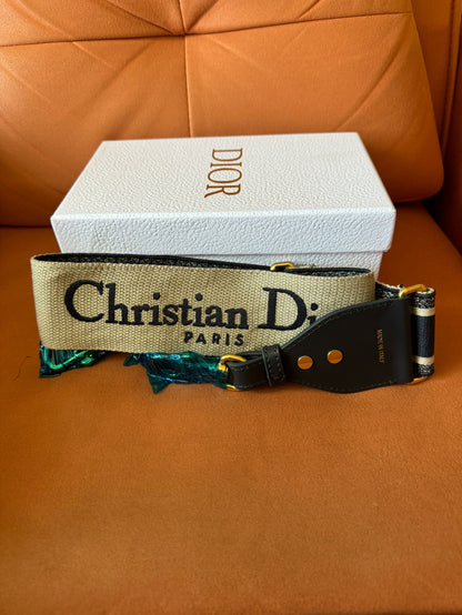 Cinturón de lona bordada de Christian Dior con detalles dorados