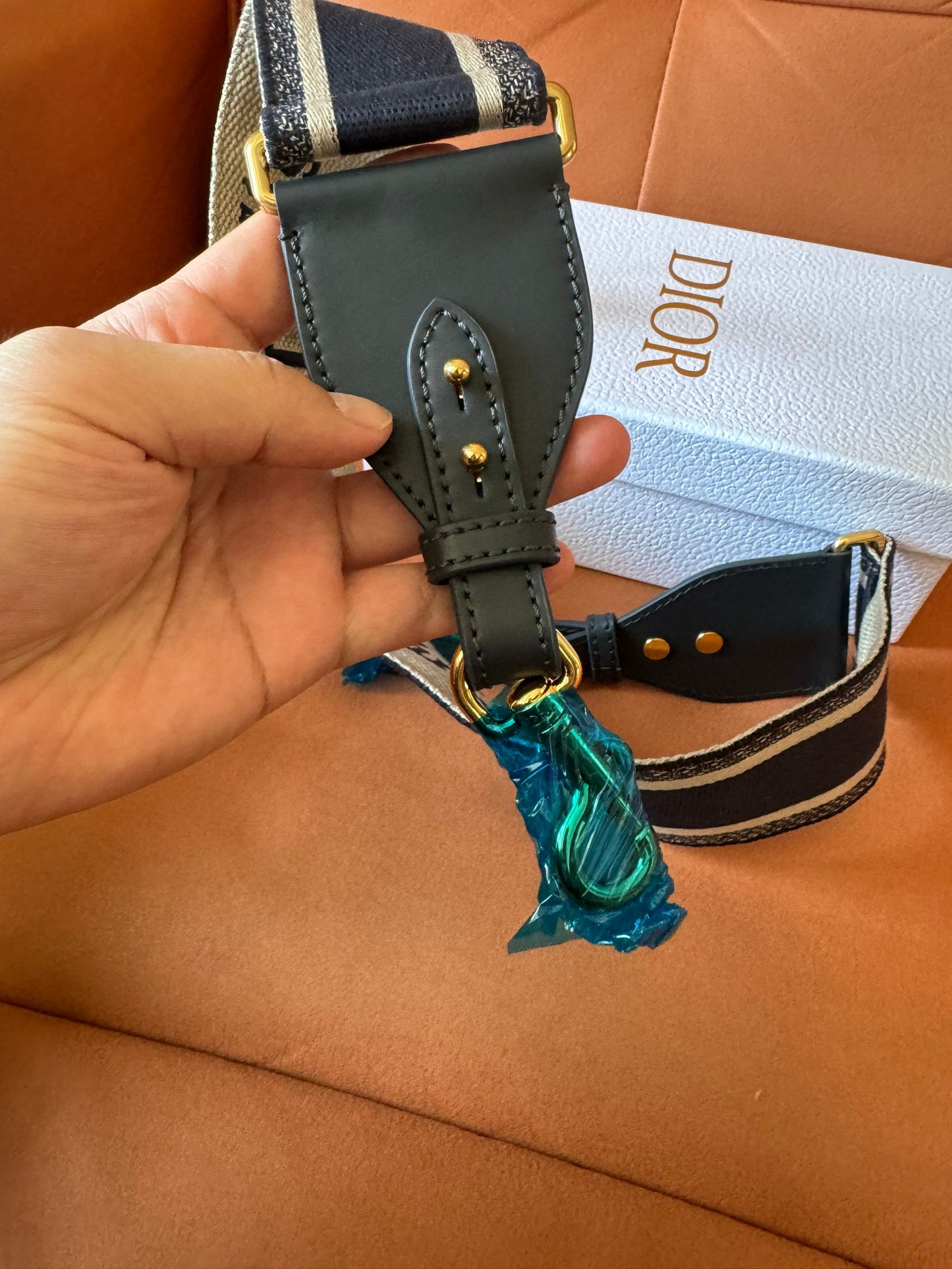 Cinturón de lona bordada de Christian Dior con detalles dorados