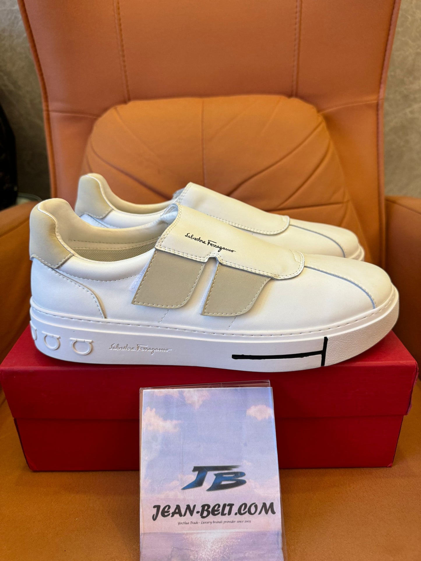 Zapatillas sin cordones con velcro de Salvatore Ferragamo en piel blanca