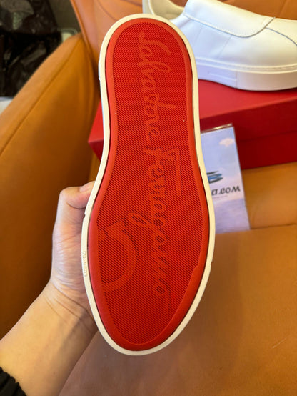 Zapatillas sin cordones con velcro de Salvatore Ferragamo en piel blanca