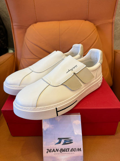 Zapatillas sin cordones con velcro de Salvatore Ferragamo en piel blanca