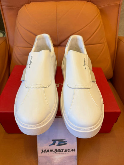 Zapatillas sin cordones con velcro de Salvatore Ferragamo en piel blanca