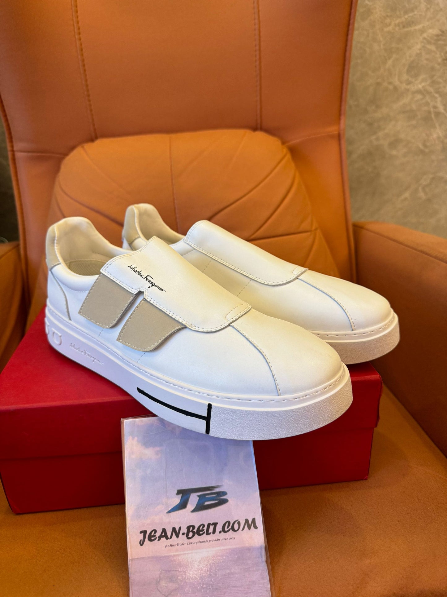 Zapatillas sin cordones con velcro de Salvatore Ferragamo en piel blanca