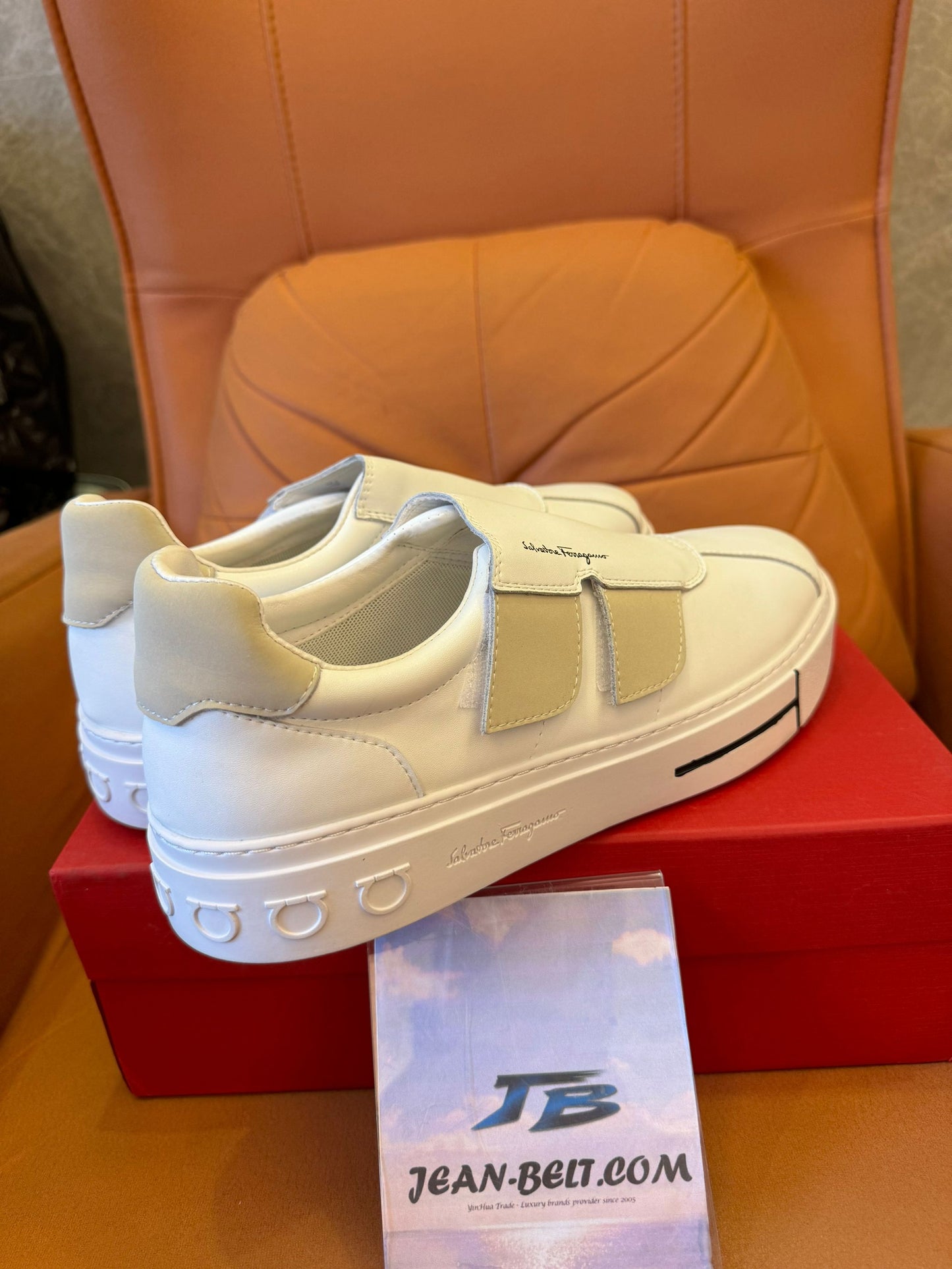 Zapatillas sin cordones con velcro de Salvatore Ferragamo en piel blanca