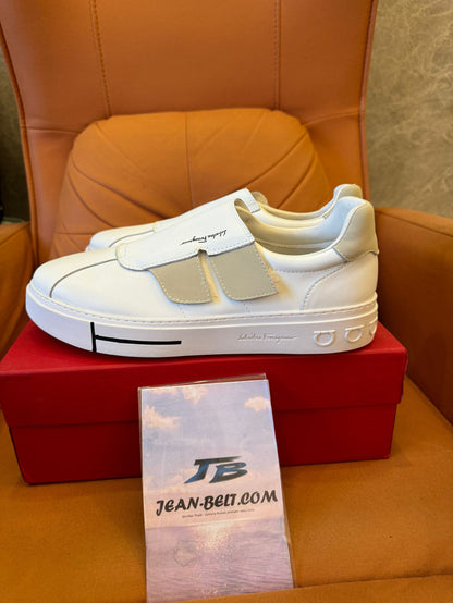 Zapatillas sin cordones con velcro de Salvatore Ferragamo en piel blanca