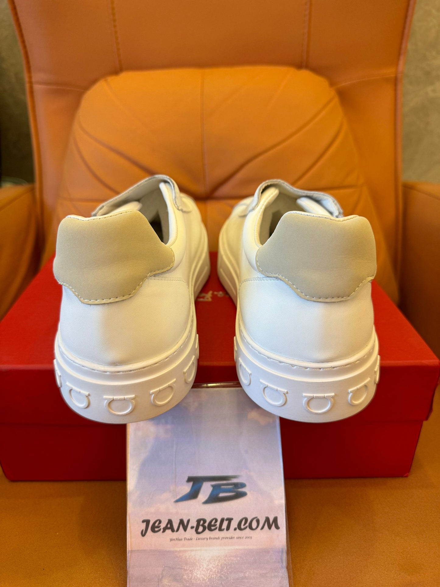 Zapatillas sin cordones con velcro de Salvatore Ferragamo en piel blanca