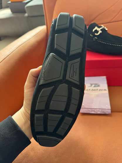 Mocasines negros de ante para hombre de Salvatore Ferragamo