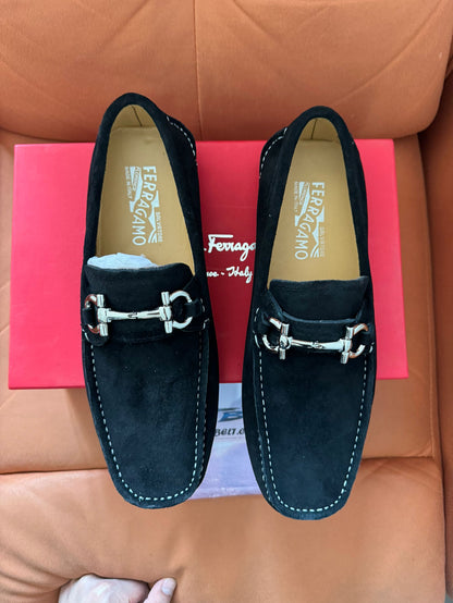 Mocasines negros de ante para hombre de Salvatore Ferragamo