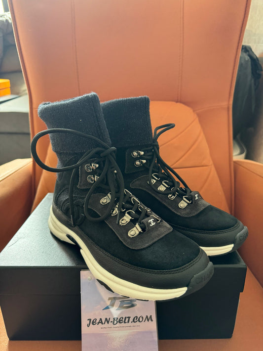 Zapatillas altas tipo calcetín Chanel de ante negro, talla 21