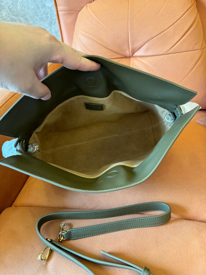 Bolso de mano de piel con nudo flamenco de Loewe