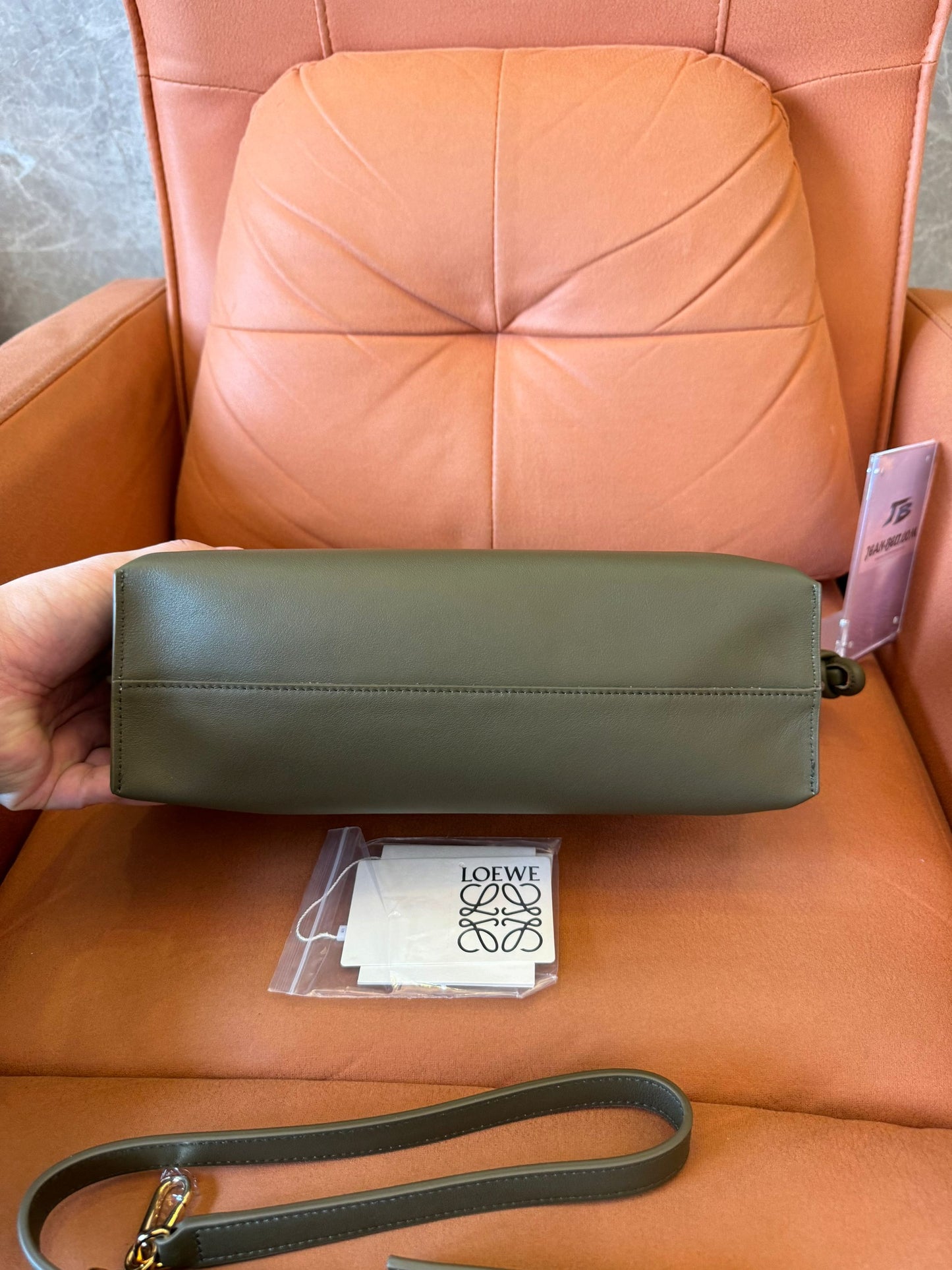 Bolso de mano de piel con nudo flamenco de Loewe