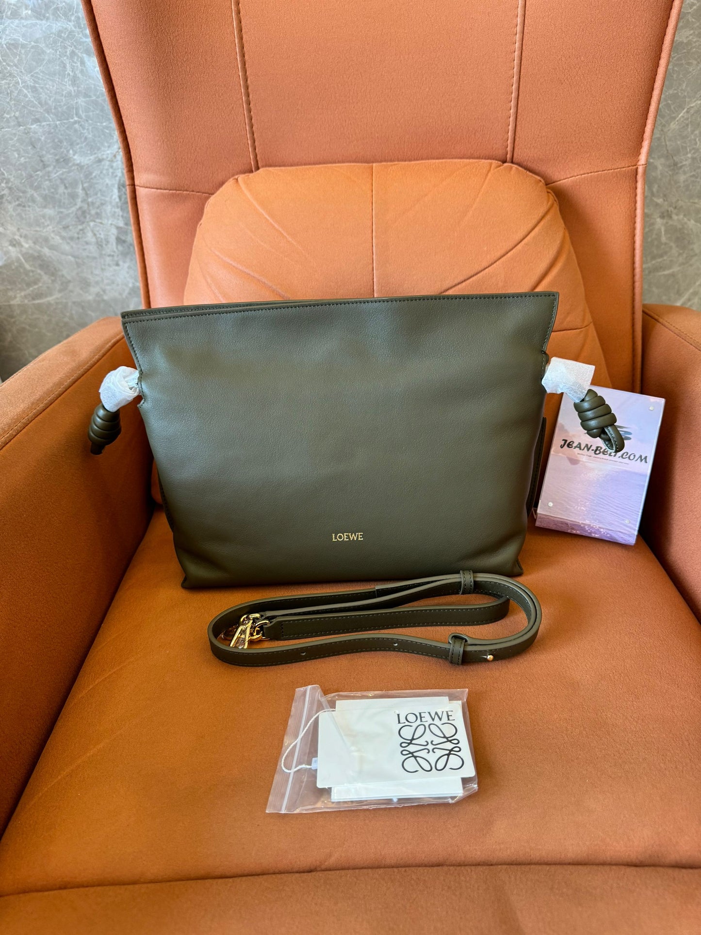 Bolso de mano de piel con nudo flamenco de Loewe