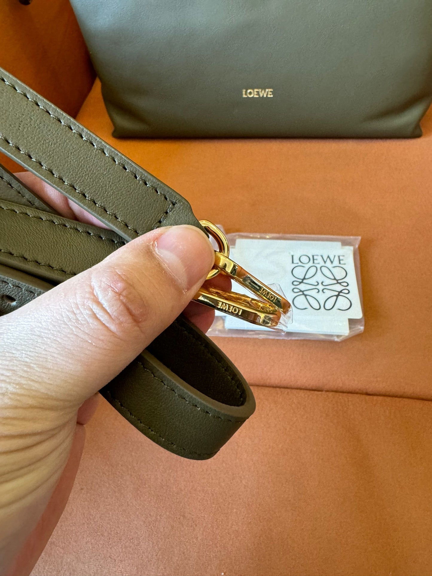 Bolso de mano de piel con nudo flamenco de Loewe