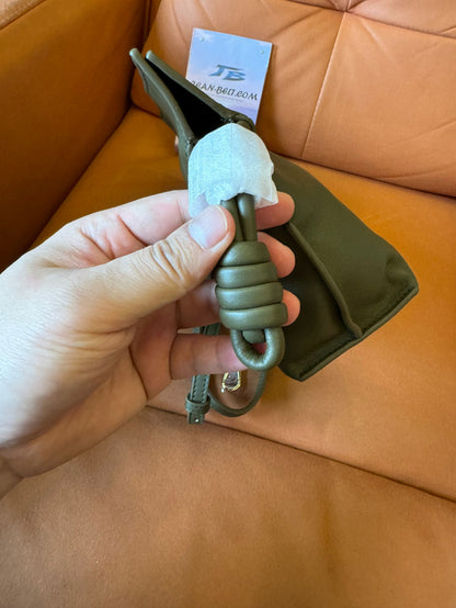 Bolso de mano de piel con nudo flamenco de Loewe