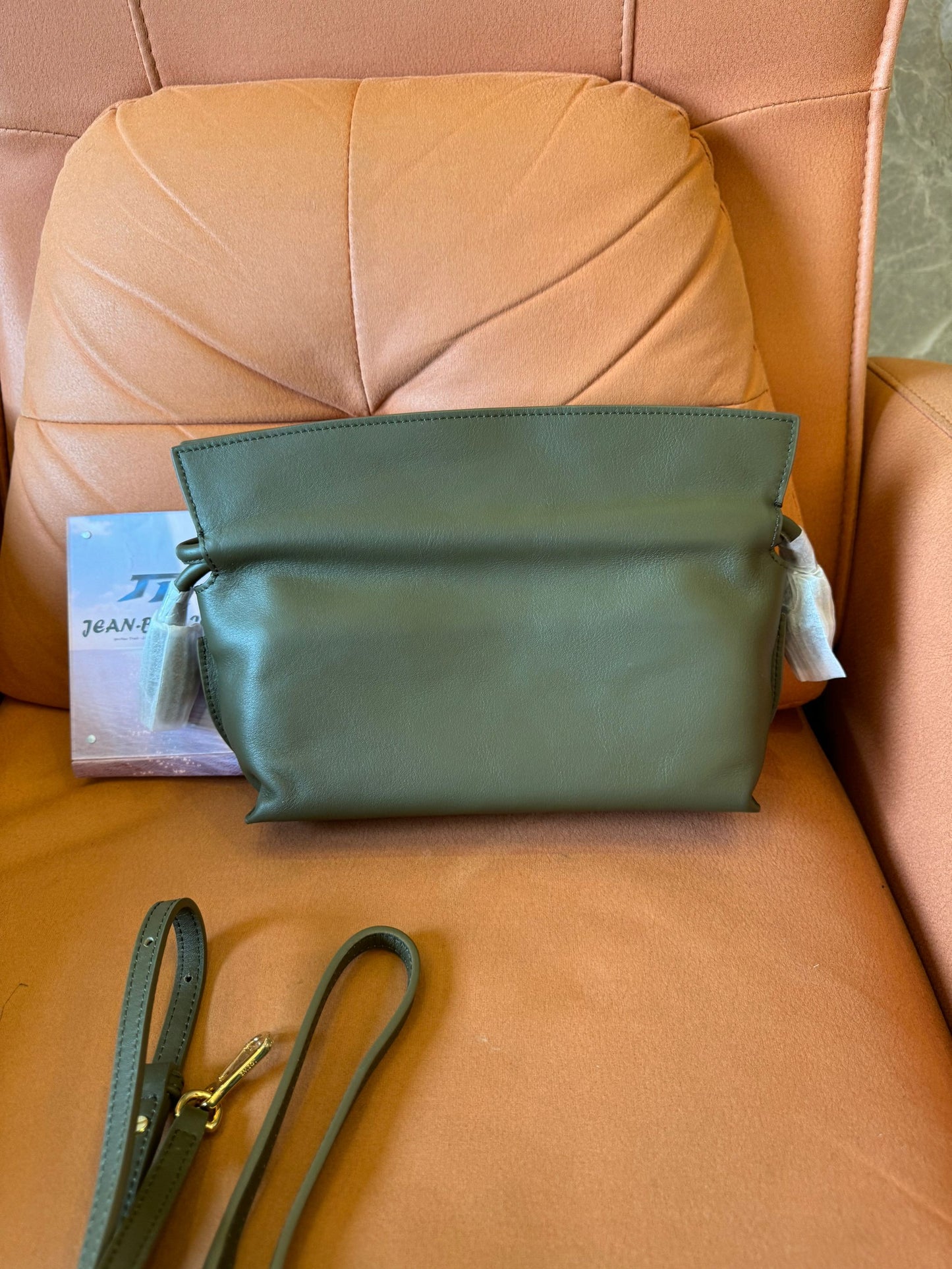Bolso de mano de piel con nudo flamenco de Loewe