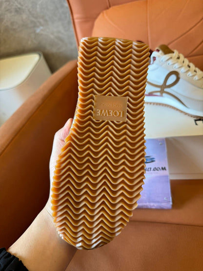 Zapatillas deportivas Loewe de piel y ante con detalle de anagrama característico