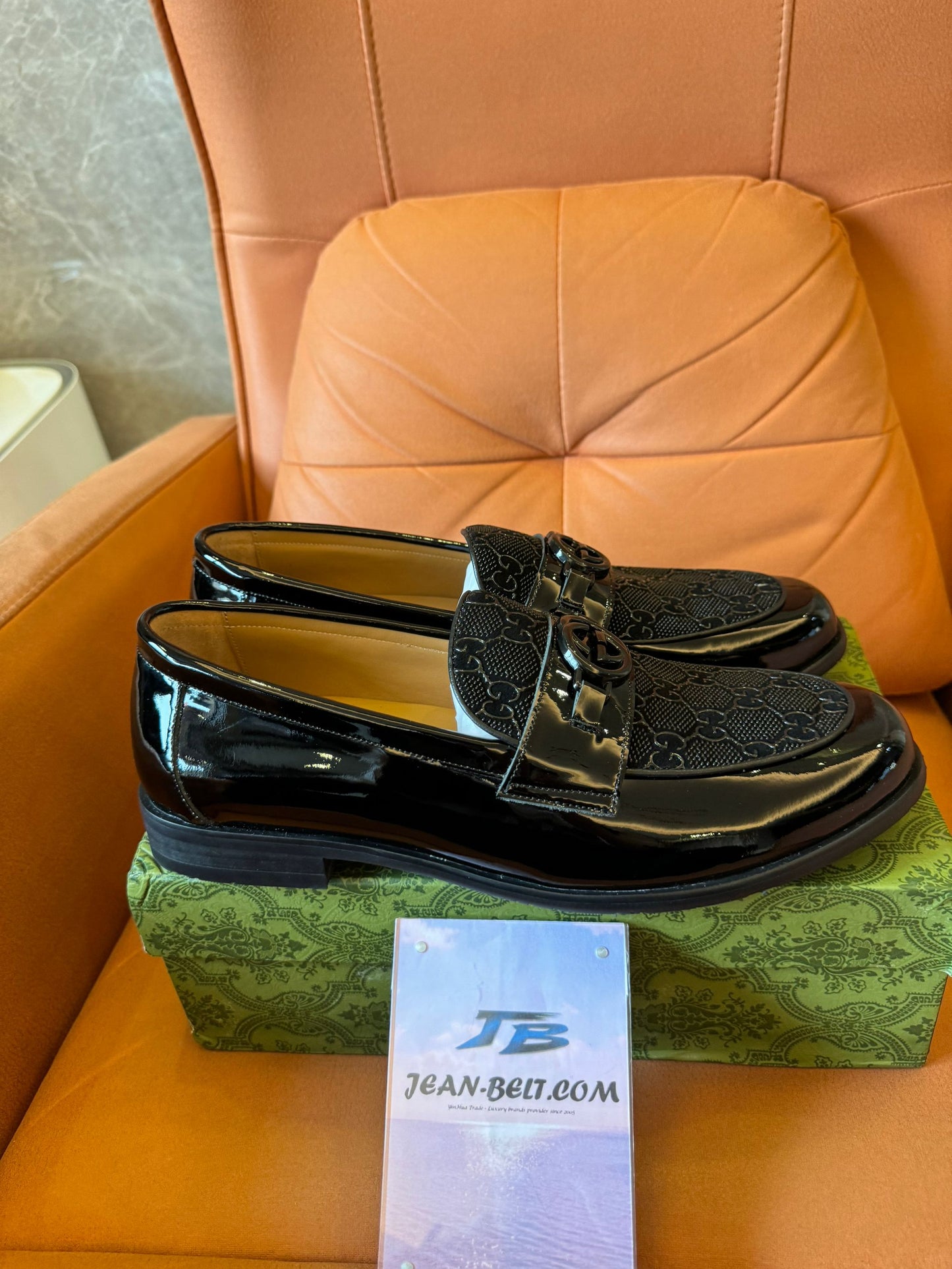 Mocasines GG de charol para hombre de Gucci con G entrelazada