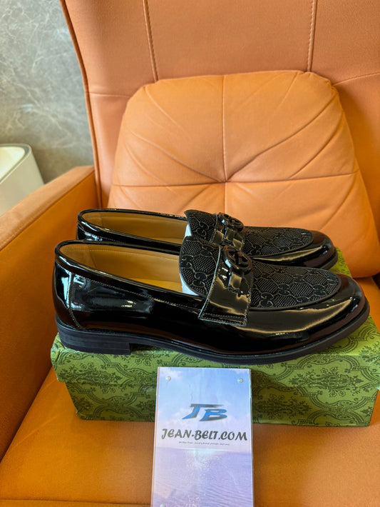 Mocassins masculinos Gucci GG de couro envernizado com G entrelaçado