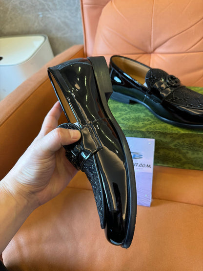 Mocasines GG de charol para hombre de Gucci con G entrelazada