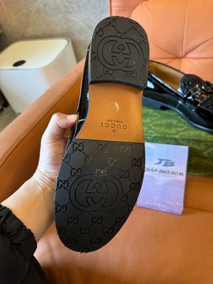 Mocasines GG de charol para hombre de Gucci con G entrelazada