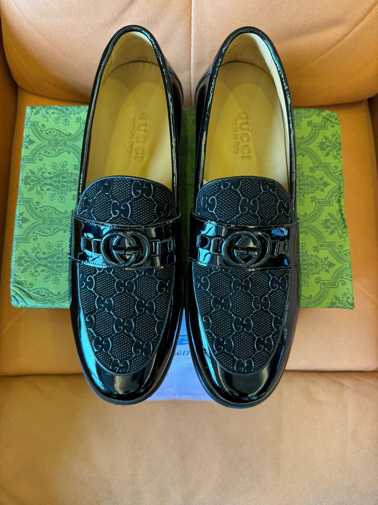 Mocasines GG de charol para hombre de Gucci con G entrelazada