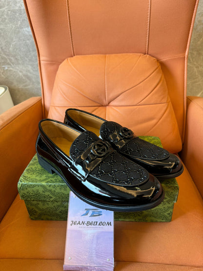 Mocasines GG de charol para hombre de Gucci con G entrelazada