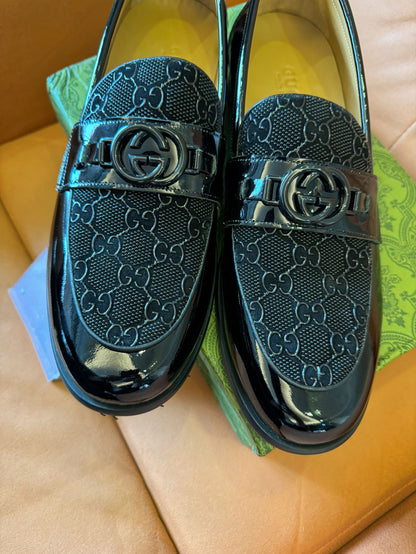 Mocasines GG de charol para hombre de Gucci con G entrelazada