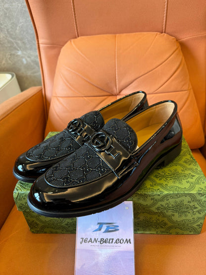 Mocasines GG de charol para hombre de Gucci con G entrelazada