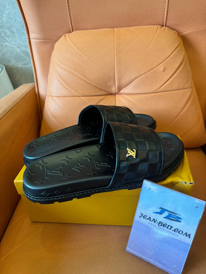 Slides Louis Vuitton Waterfront em preto damier