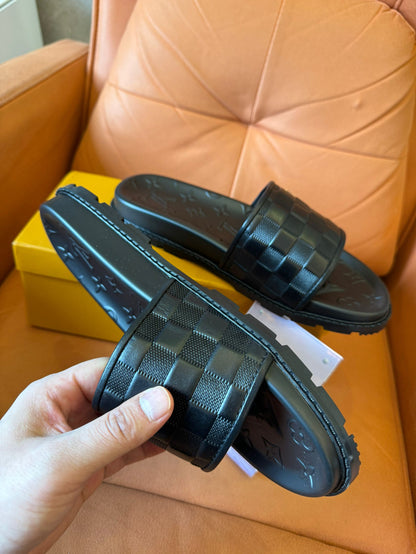 Slides Louis Vuitton Waterfront em preto damier