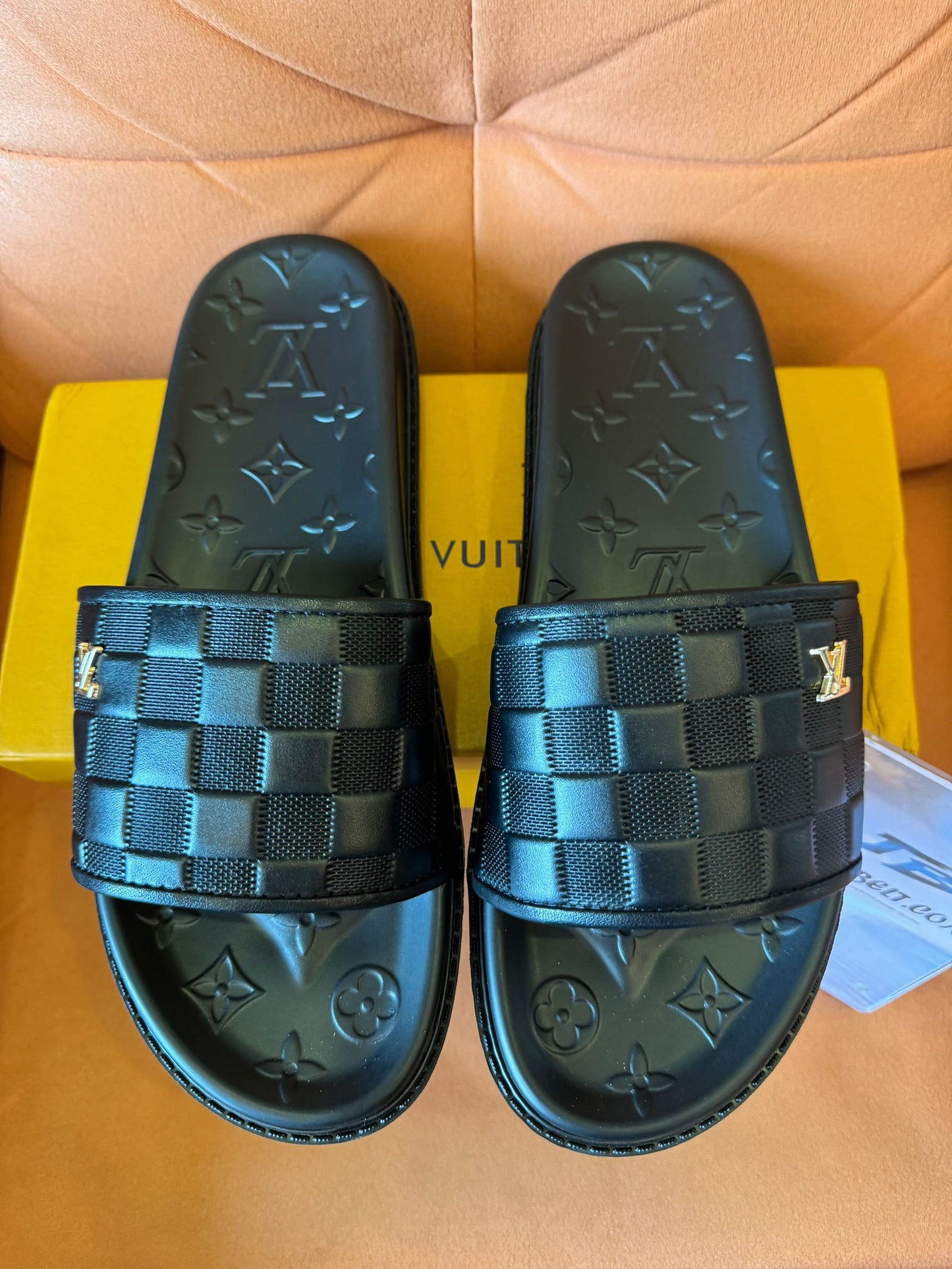 Slides Louis Vuitton Waterfront em preto damier