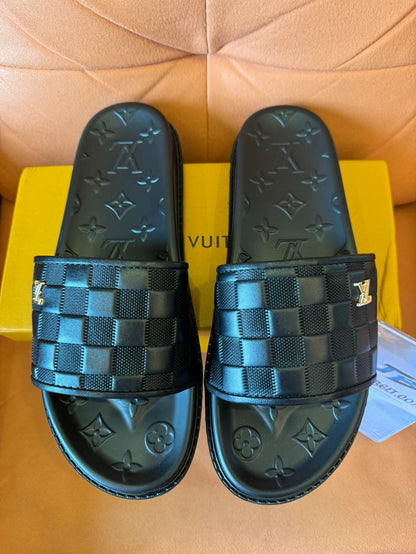 Slides Louis Vuitton Waterfront em preto damier