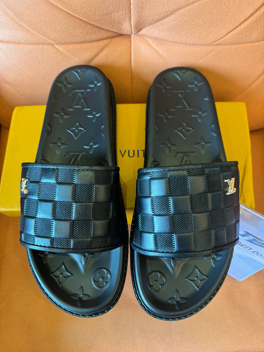 Slides Louis Vuitton Waterfront em preto damier