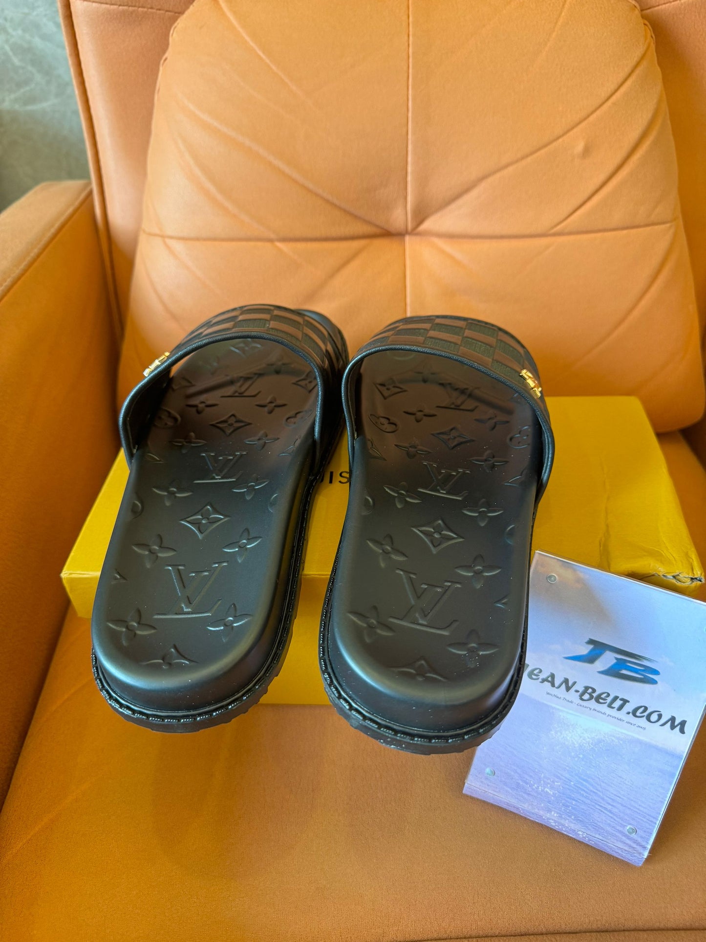Slides Louis Vuitton Waterfront em preto damier
