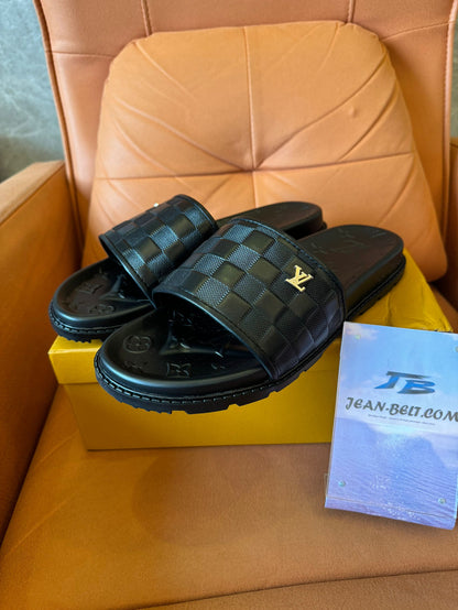 Slides Louis Vuitton Waterfront em preto damier