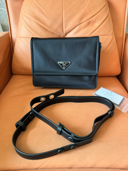 Bolsa de ombro pequena acolchoada Prada preta de re-nylon