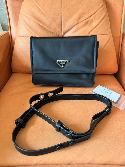 Bolso de hombro pequeño acolchado de re-nylon negro de Prada