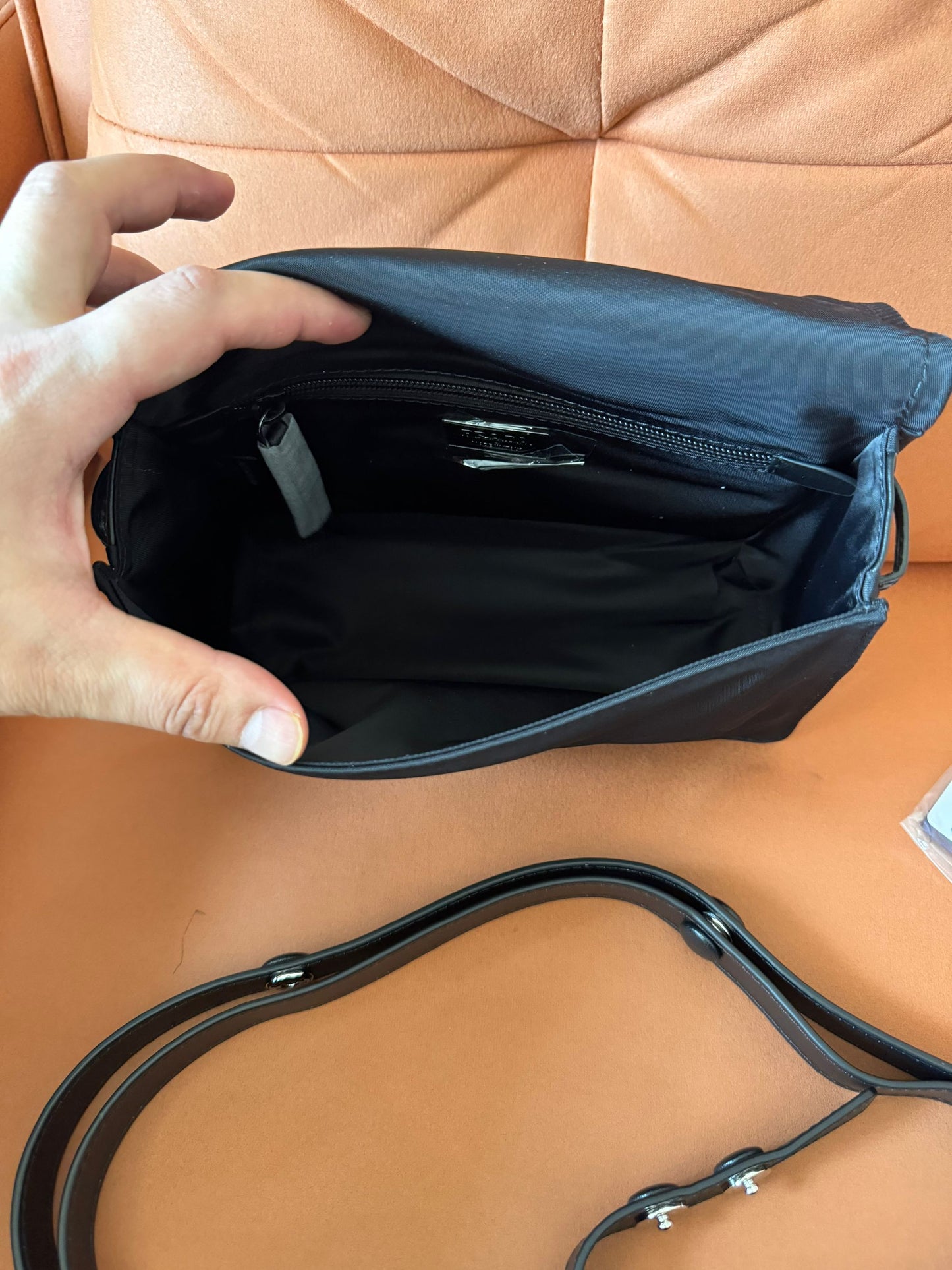 Bolsa de ombro pequena acolchoada Prada preta de re-nylon