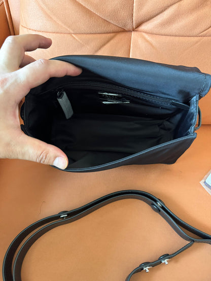 Bolsa de ombro pequena acolchoada Prada preta de re-nylon