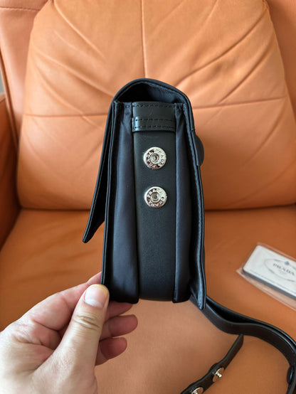 Bolsa de ombro pequena acolchoada Prada preta de re-nylon