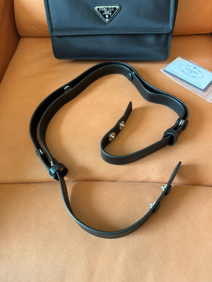 Bolsa de ombro pequena acolchoada Prada preta de re-nylon