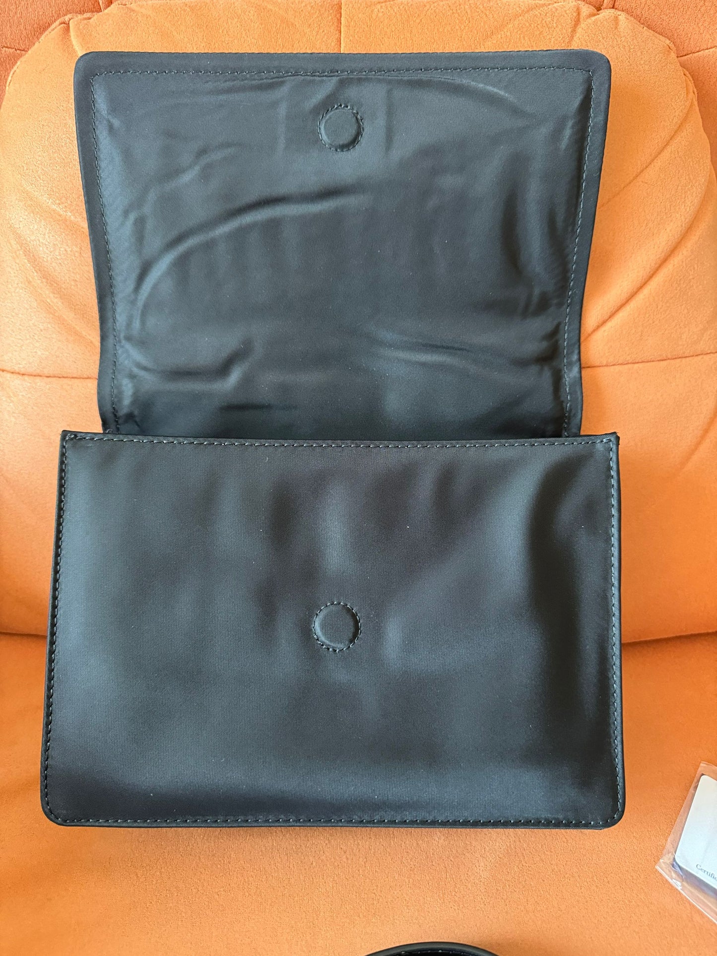 Bolsa de ombro pequena acolchoada Prada preta de re-nylon