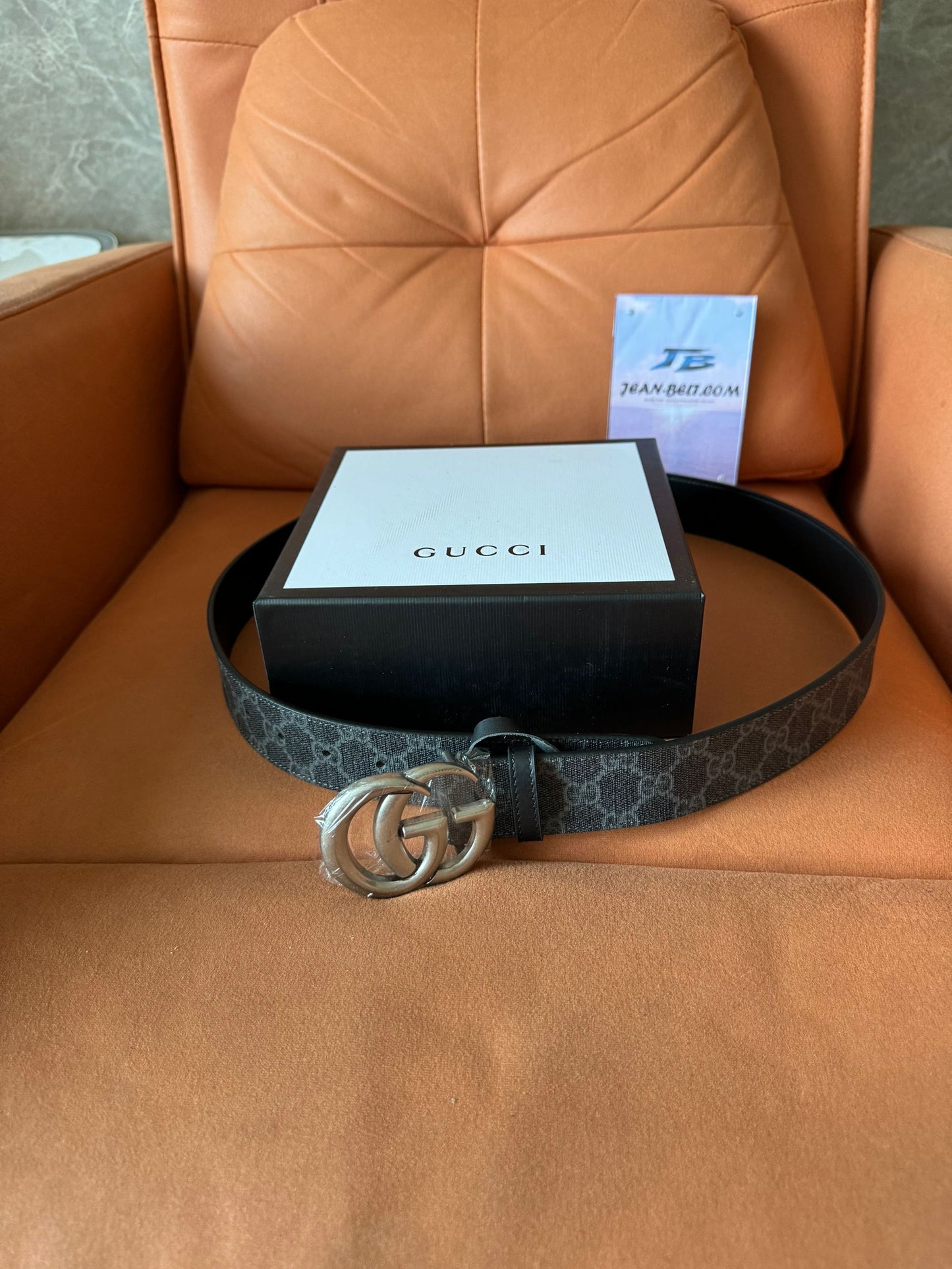 Cinto Gucci GG Supreme preto com fivela G prateada entrelaçada