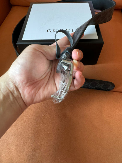 Cinto Gucci GG Supreme preto com fivela G prateada entrelaçada