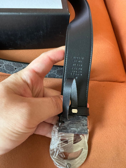 Cinto Gucci GG Supreme preto com fivela G prateada entrelaçada