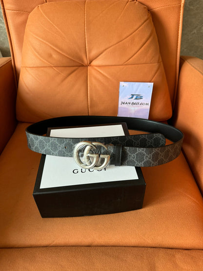 Cinto Gucci GG Supreme preto com fivela G prateada entrelaçada