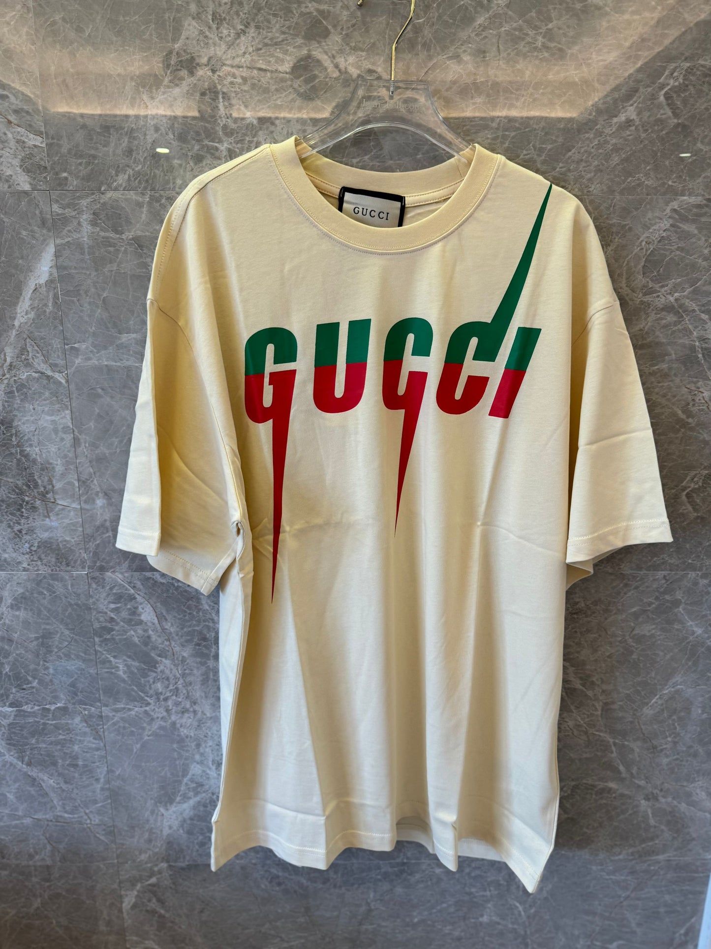 Camiseta com logotipo de raio da Gucci